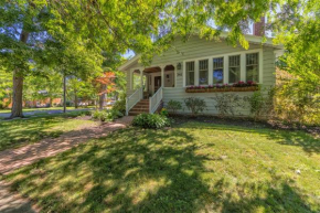 Walking distance to downtown Saugatuck!